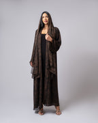 عباية بلونين بيج ورمادي داكن مع حافة سفلية منقوشة