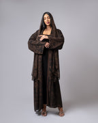 عباية بلونين بيج ورمادي داكن مع حافة سفلية منقوشة