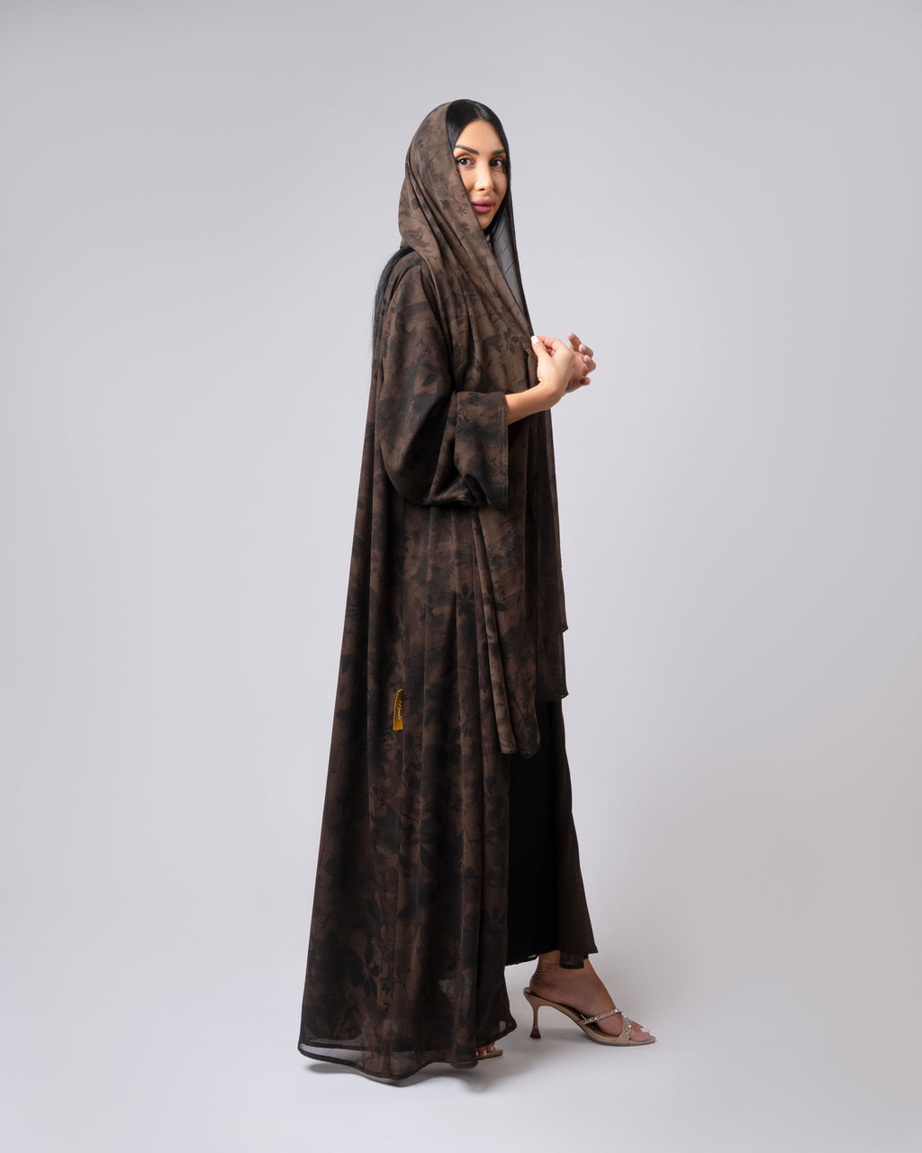 عباية بلونين بيج ورمادي داكن مع حافة سفلية منقوشة