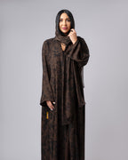 عباية بلونين بيج ورمادي داكن مع حافة سفلية منقوشة