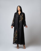 عباية بلونين بيج ورمادي داكن مع حافة سفلية منقوشة