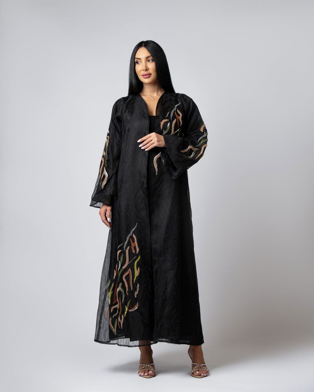 عباية بلونين بيج ورمادي داكن مع حافة سفلية منقوشة