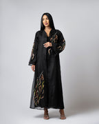 عباية بلونين بيج ورمادي داكن مع حافة سفلية منقوشة