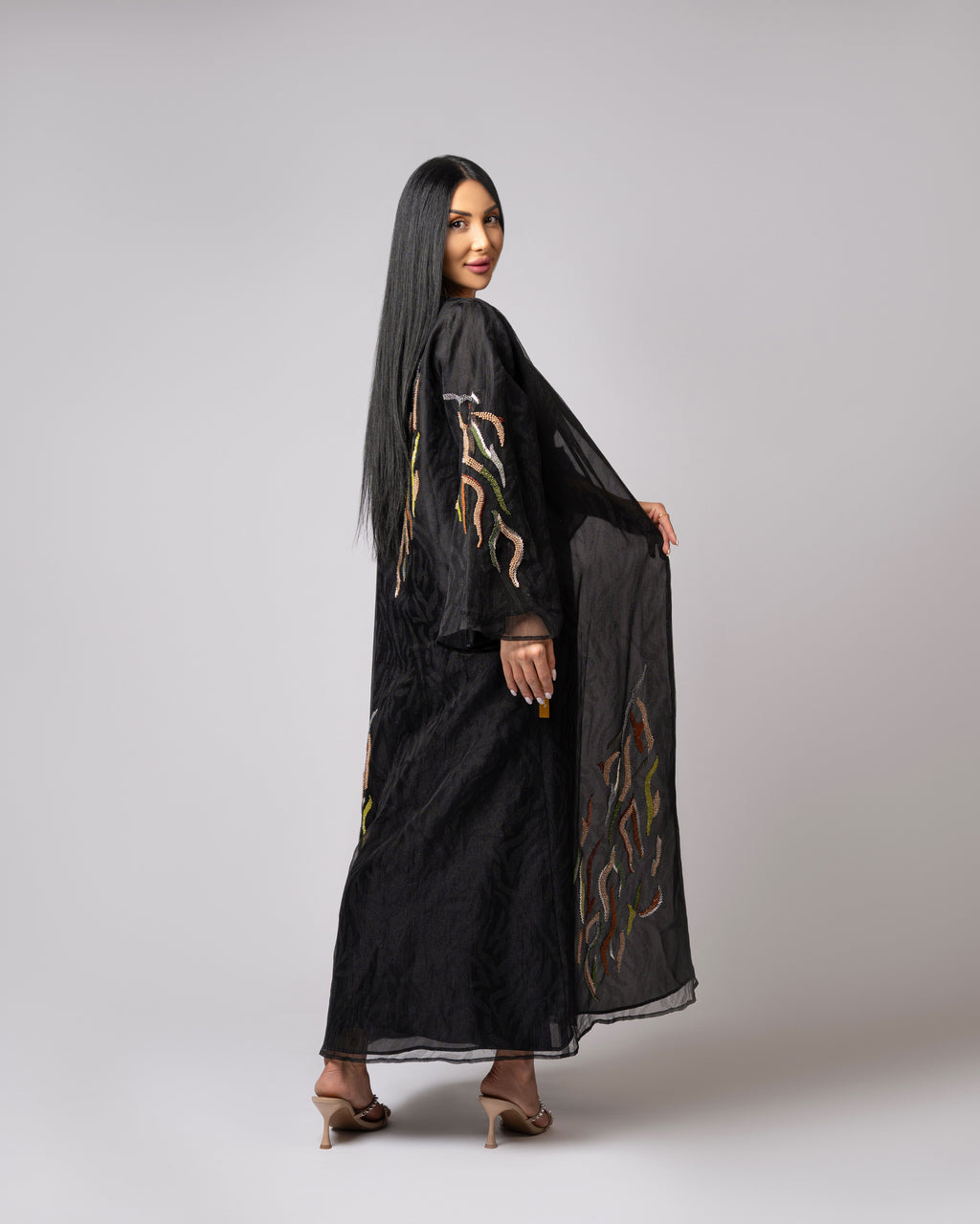 عباية بلونين بيج ورمادي داكن مع حافة سفلية منقوشة