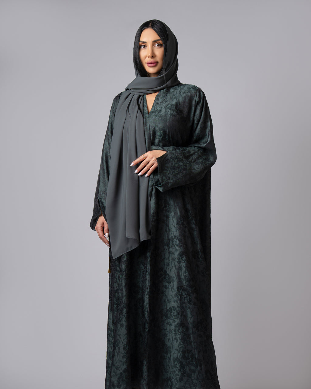 عباية بلونين بيج ورمادي داكن مع حافة سفلية منقوشة