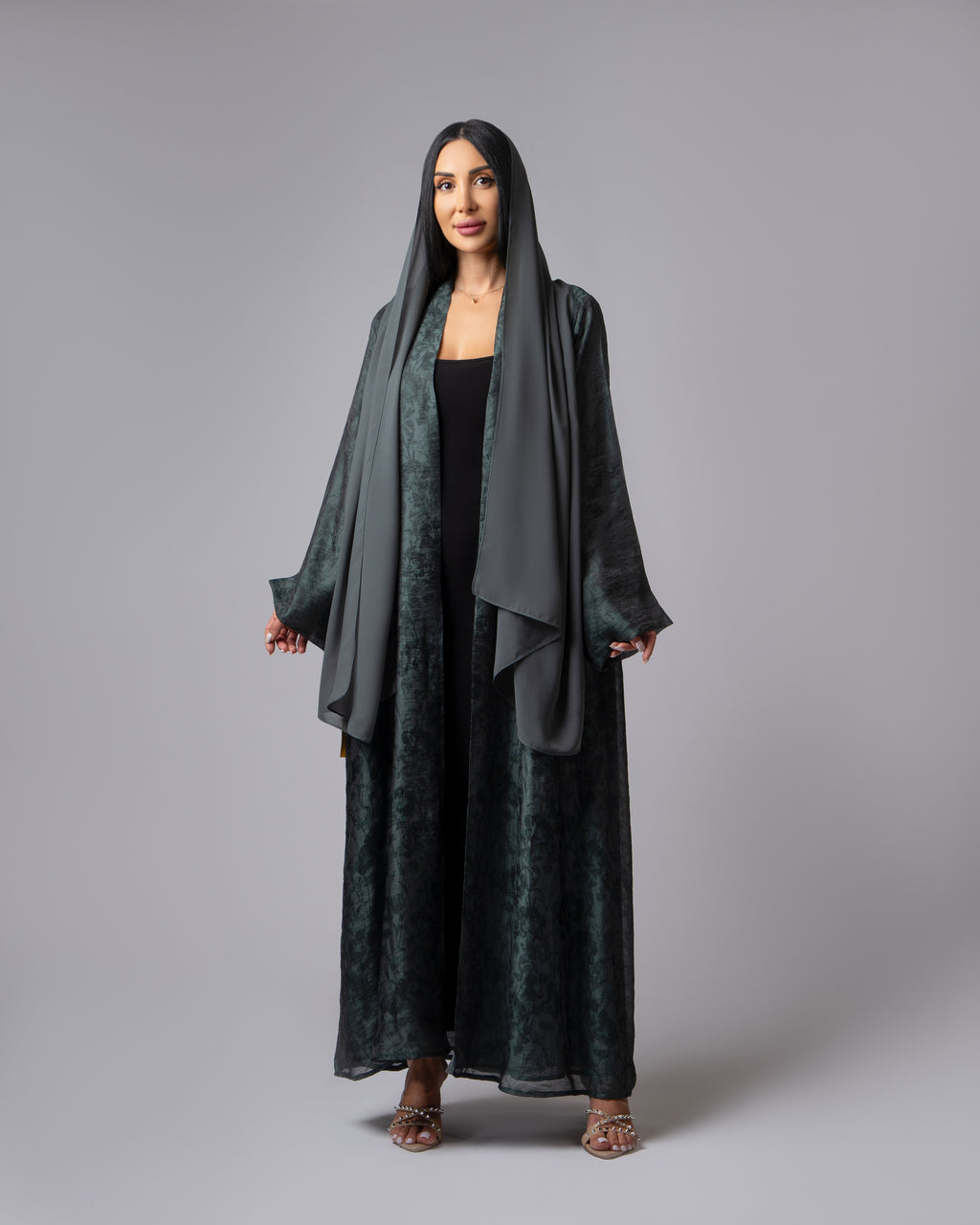 عباية بلونين بيج ورمادي داكن مع حافة سفلية منقوشة