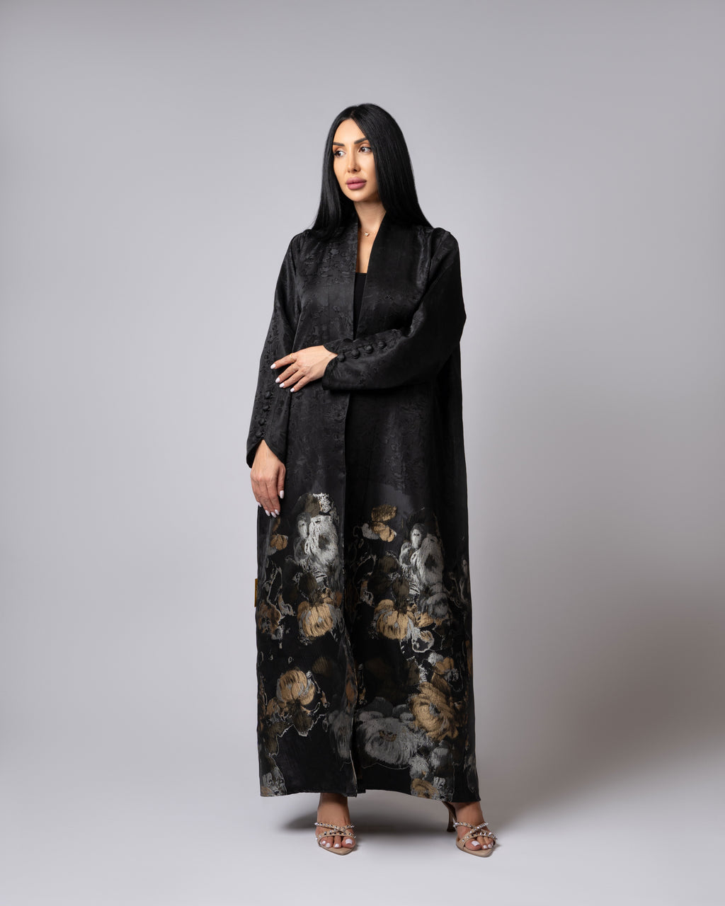 عباية بلونين بيج ورمادي داكن مع حافة سفلية منقوشة