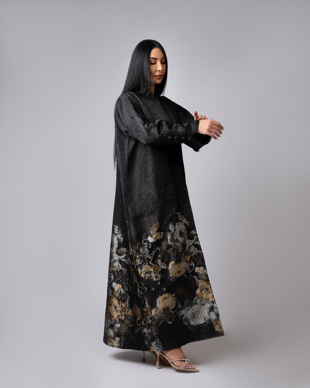 عباية بلونين بيج ورمادي داكن مع حافة سفلية منقوشة