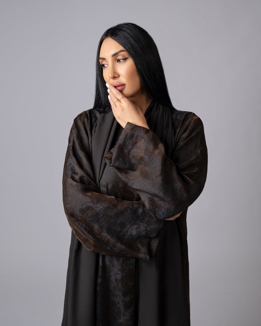 عباية بلونين بيج ورمادي داكن مع حافة سفلية منقوشة