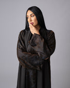 عباية بلونين بيج ورمادي داكن مع حافة سفلية منقوشة