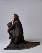 عباية بلونين بيج ورمادي داكن مع حافة سفلية منقوشة