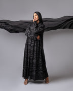 عباية بلونين بيج ورمادي داكن مع حافة سفلية منقوشة