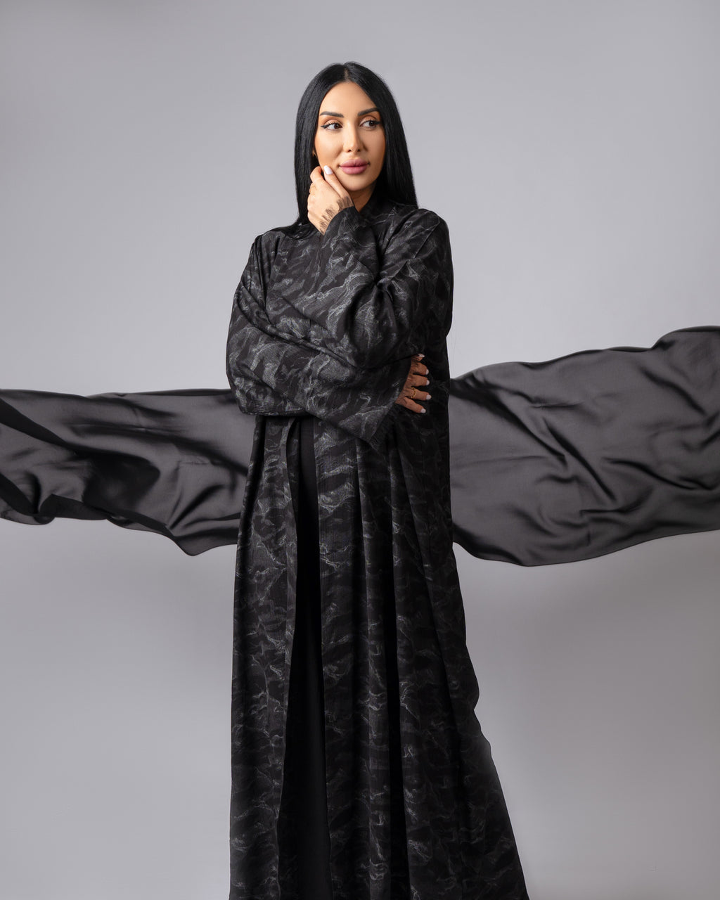 عباية بلونين بيج ورمادي داكن مع حافة سفلية منقوشة