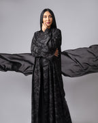 عباية بلونين بيج ورمادي داكن مع حافة سفلية منقوشة