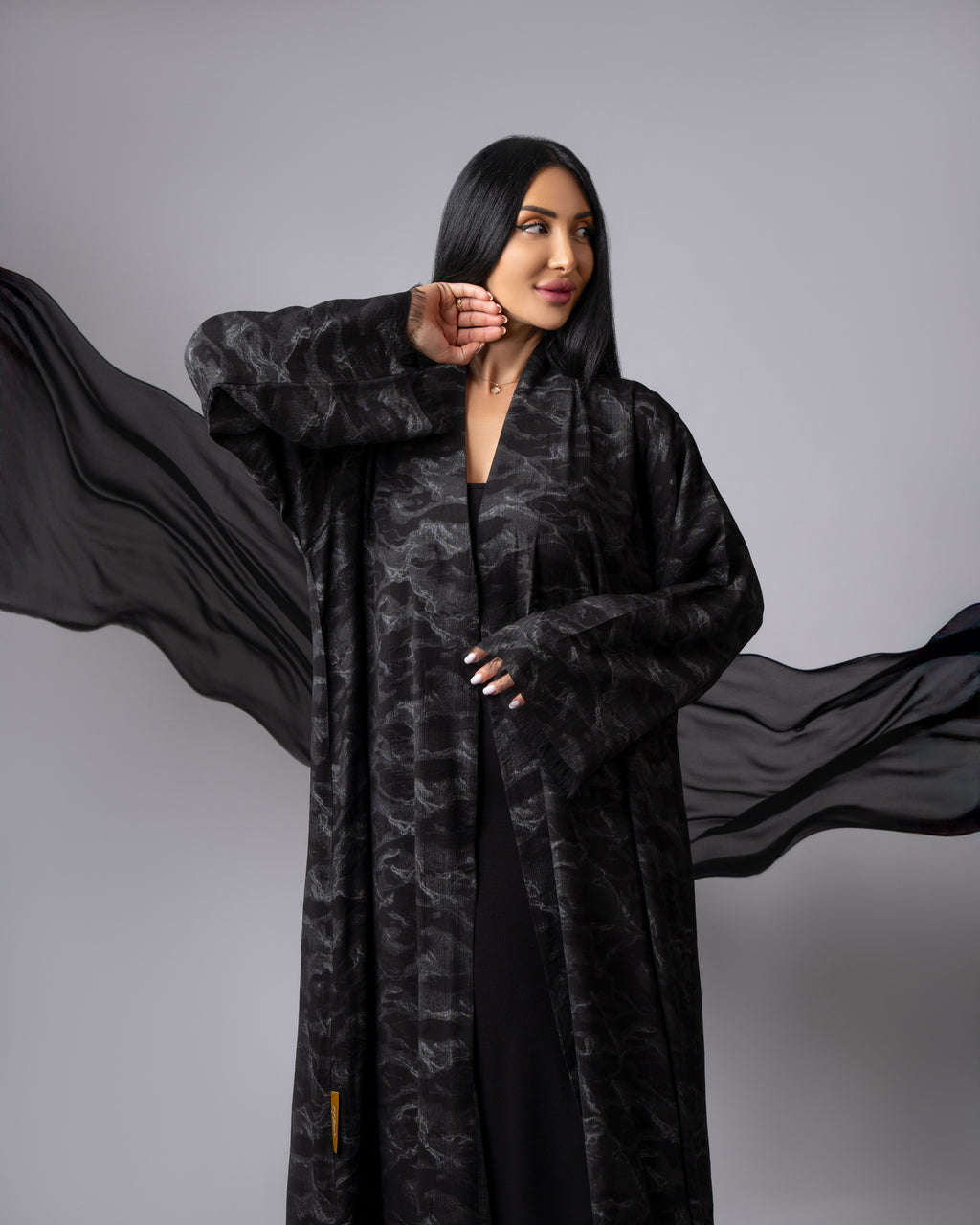 عباية بلونين بيج ورمادي داكن مع حافة سفلية منقوشة