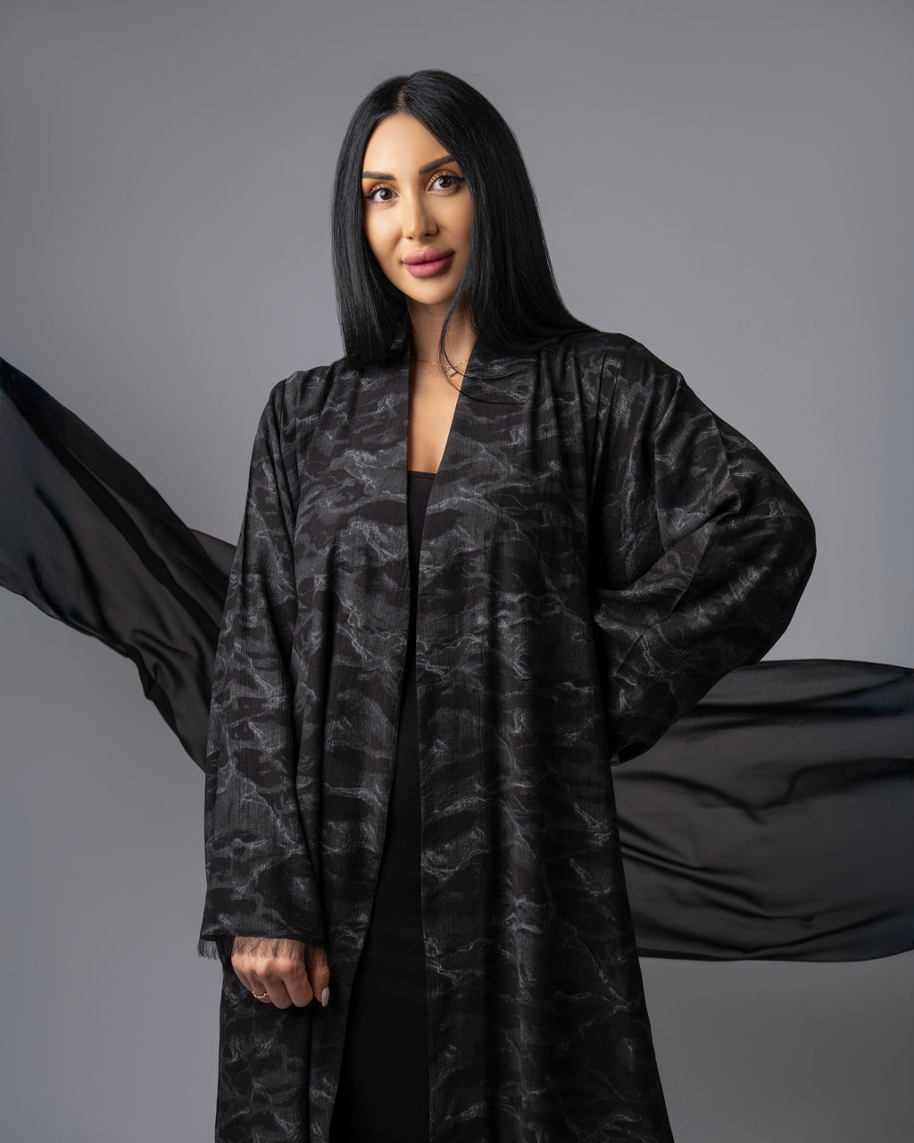 عباية بلونين بيج ورمادي داكن مع حافة سفلية منقوشة