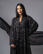 عباية بلونين بيج ورمادي داكن مع حافة سفلية منقوشة