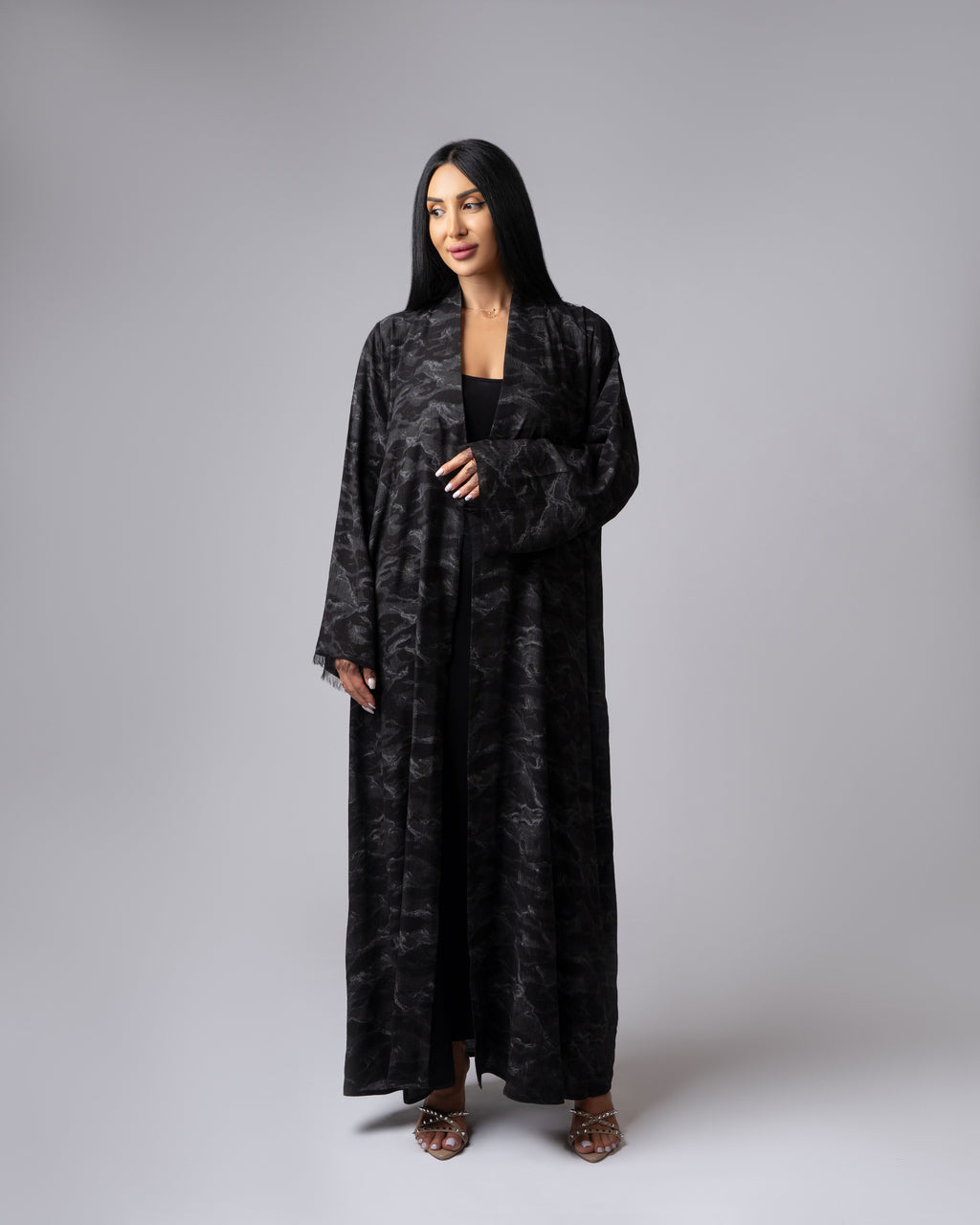 عباية بلونين بيج ورمادي داكن مع حافة سفلية منقوشة