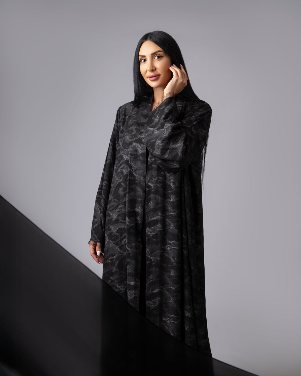 عباية بلونين بيج ورمادي داكن مع حافة سفلية منقوشة