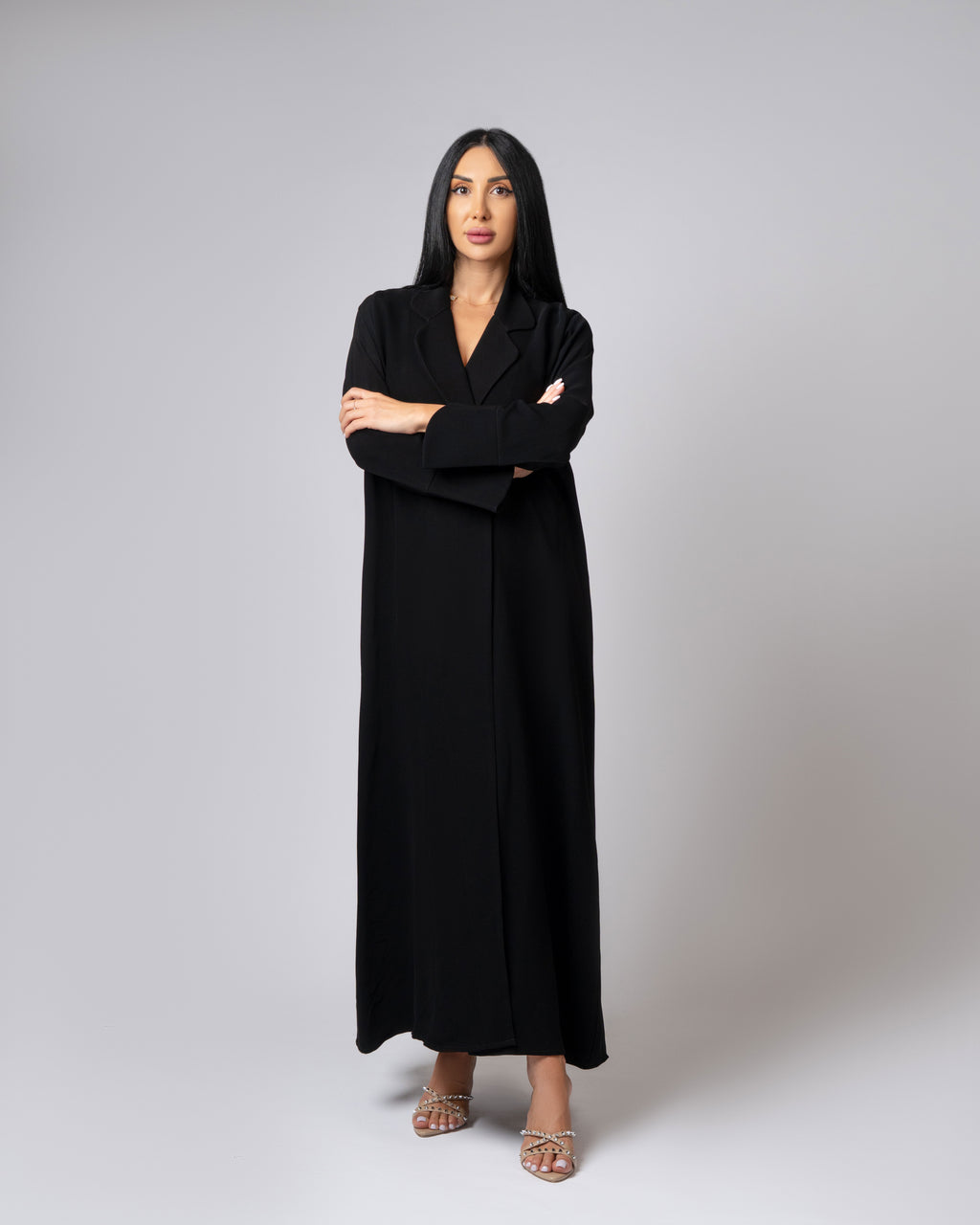 عباية بلونين بيج ورمادي داكن مع حافة سفلية منقوشة