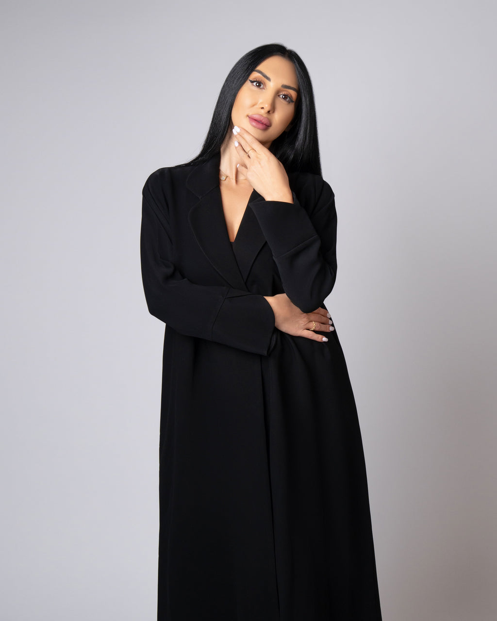 عباية بلونين بيج ورمادي داكن مع حافة سفلية منقوشة