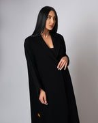 عباية بلونين بيج ورمادي داكن مع حافة سفلية منقوشة