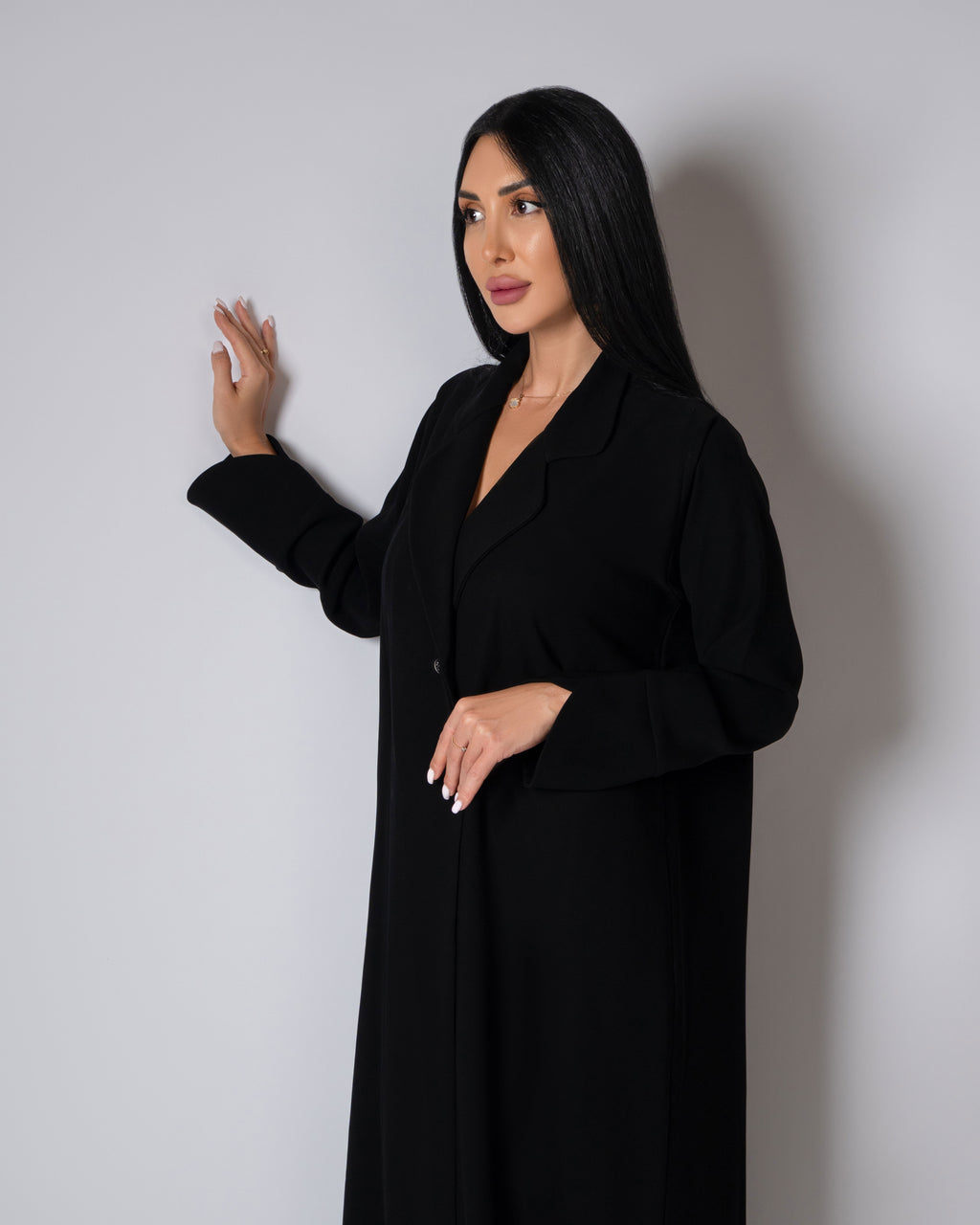 عباية بلونين بيج ورمادي داكن مع حافة سفلية منقوشة