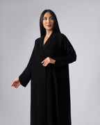 عباية بلونين بيج ورمادي داكن مع حافة سفلية منقوشة