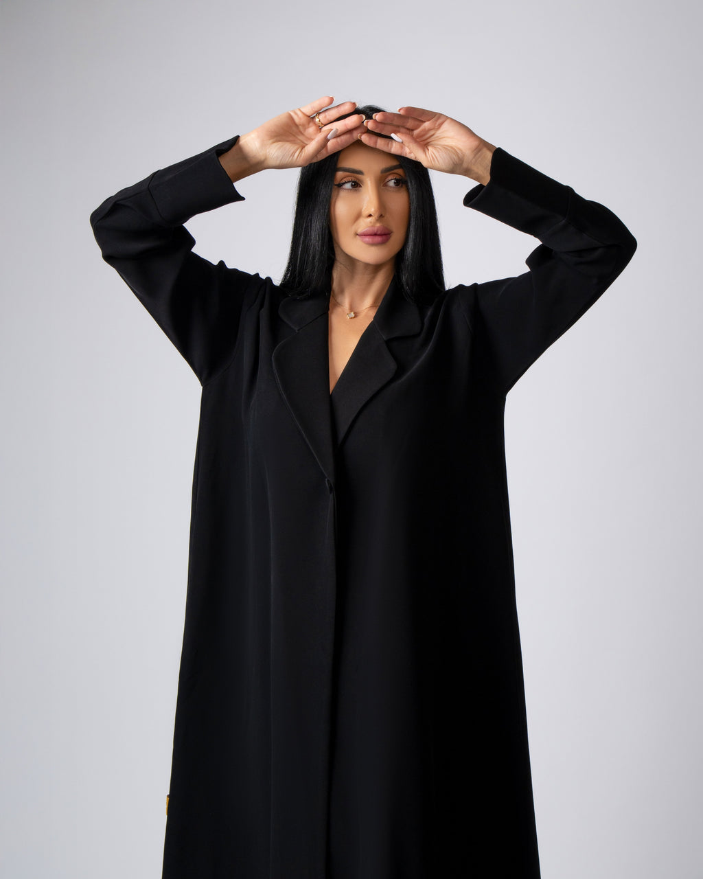 عباية بلونين بيج ورمادي داكن مع حافة سفلية منقوشة