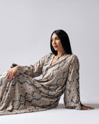 عباية بلونين بيج ورمادي داكن مع حافة سفلية منقوشة