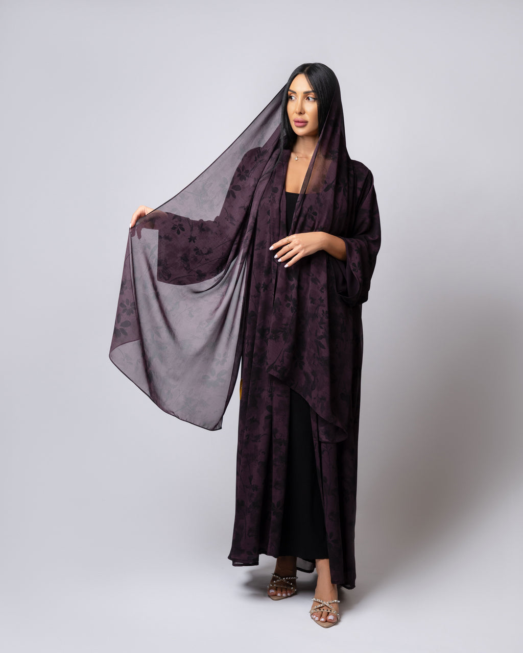 عباية بلونين بيج ورمادي داكن مع حافة سفلية منقوشة