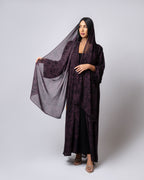 عباية بلونين بيج ورمادي داكن مع حافة سفلية منقوشة