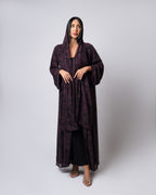 عباية بلونين بيج ورمادي داكن مع حافة سفلية منقوشة