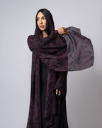 عباية بلونين بيج ورمادي داكن مع حافة سفلية منقوشة