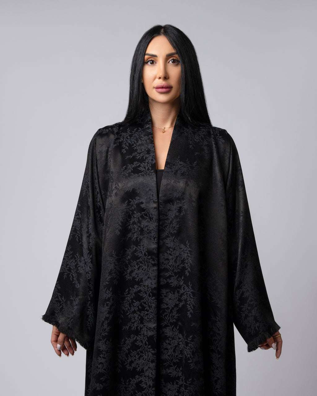 عباية بلونين بيج ورمادي داكن مع حافة سفلية منقوشة