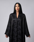 عباية بلونين بيج ورمادي داكن مع حافة سفلية منقوشة