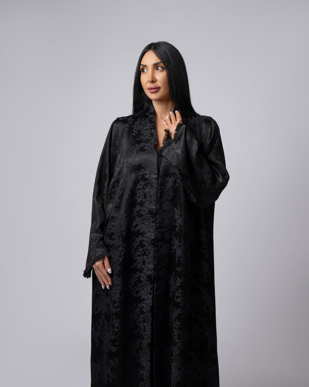 عباية بلونين بيج ورمادي داكن مع حافة سفلية منقوشة