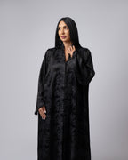 عباية بلونين بيج ورمادي داكن مع حافة سفلية منقوشة