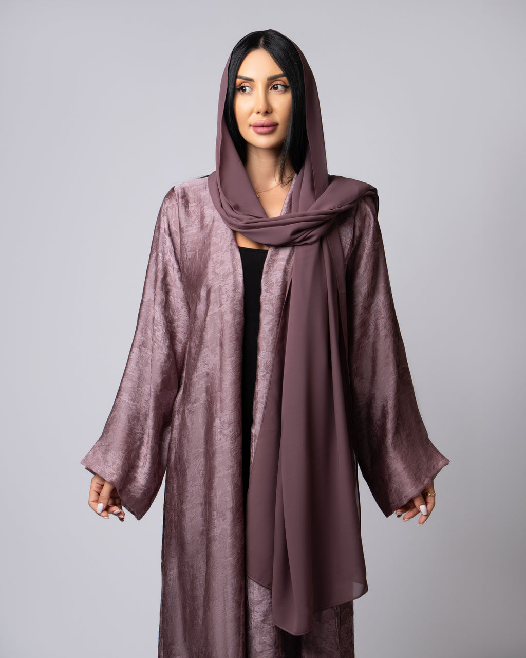 عباية بلونين بيج ورمادي داكن مع حافة سفلية منقوشة