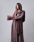 عباية بلونين بيج ورمادي داكن مع حافة سفلية منقوشة