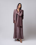 عباية بلونين بيج ورمادي داكن مع حافة سفلية منقوشة