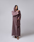 عباية بلونين بيج ورمادي داكن مع حافة سفلية منقوشة