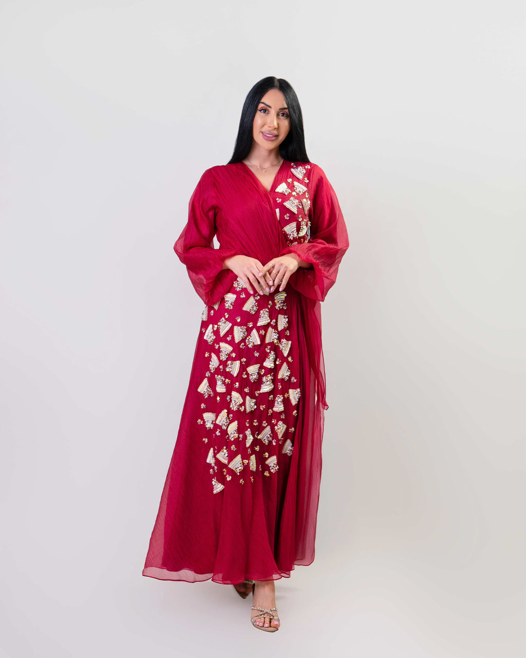 عباية بلونين بيج ورمادي داكن مع حافة سفلية منقوشة