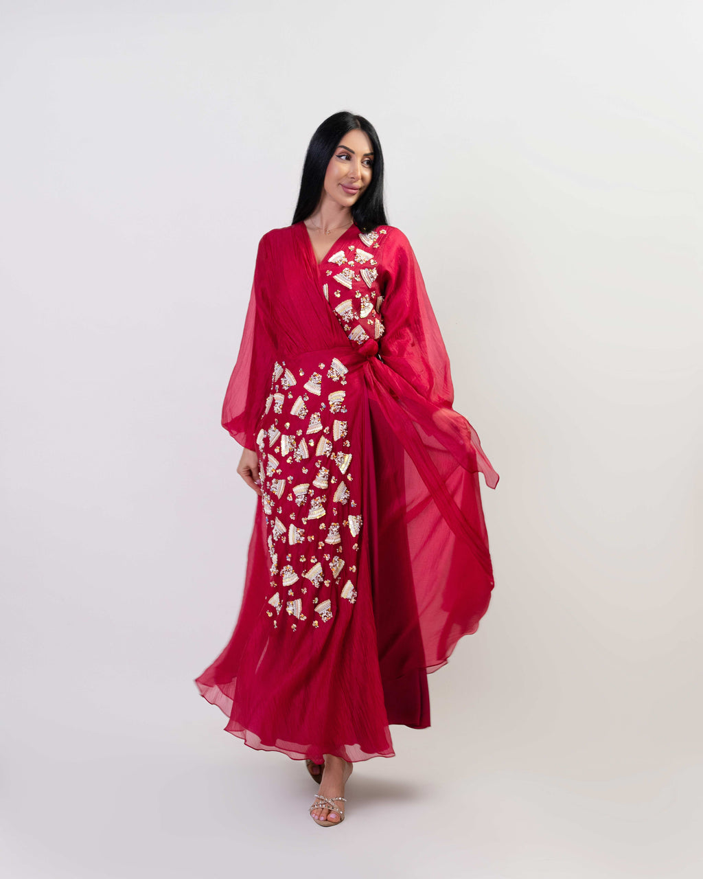 عباية بلونين بيج ورمادي داكن مع حافة سفلية منقوشة