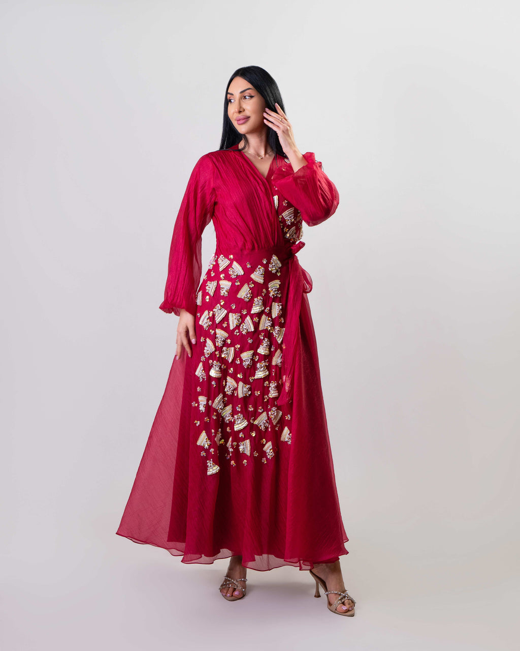 عباية بلونين بيج ورمادي داكن مع حافة سفلية منقوشة