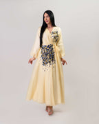 عباية بلونين بيج ورمادي داكن مع حافة سفلية منقوشة