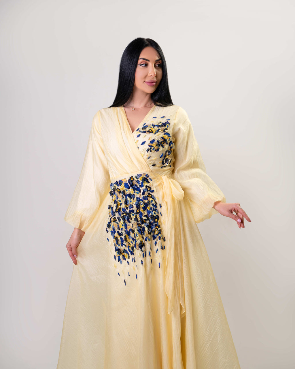 عباية بلونين بيج ورمادي داكن مع حافة سفلية منقوشة