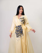 عباية بلونين بيج ورمادي داكن مع حافة سفلية منقوشة